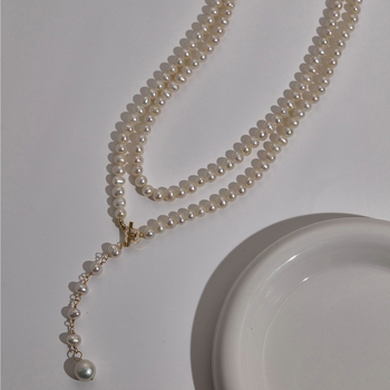 Огърлица с естествени пресноводни перли, почти кръгла форма, тъкана изработка, включена висулка, медни елементи