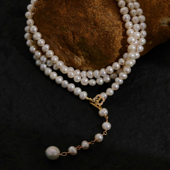 Огърлица с естествени пресноводни перли, почти кръгла форма, тъкана изработка, включена висулка, медни елементи