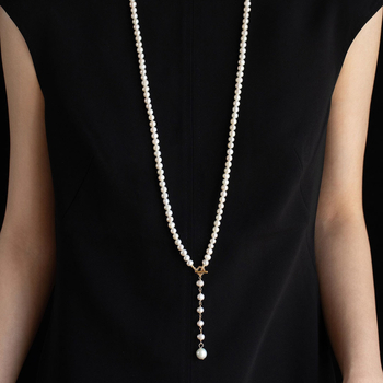 Огърлица с естествени пресноводни перли, почти кръгла форма, тъкана изработка, включена висулка, медни елементи