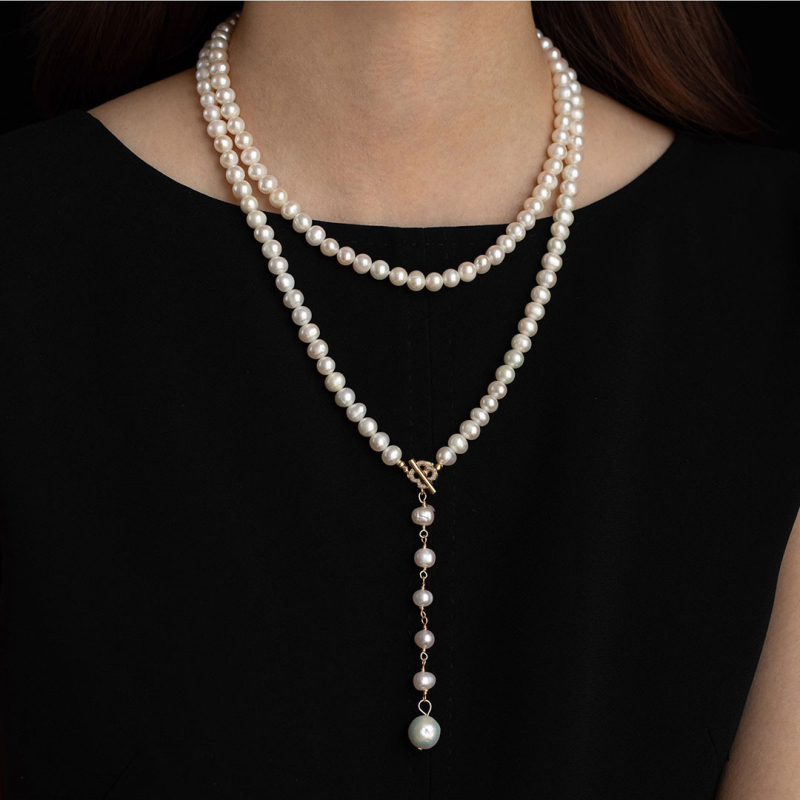 Огърлица с естествени пресноводни перли, почти кръгла форма, тъкана изработка, включена висулка, медни елементи