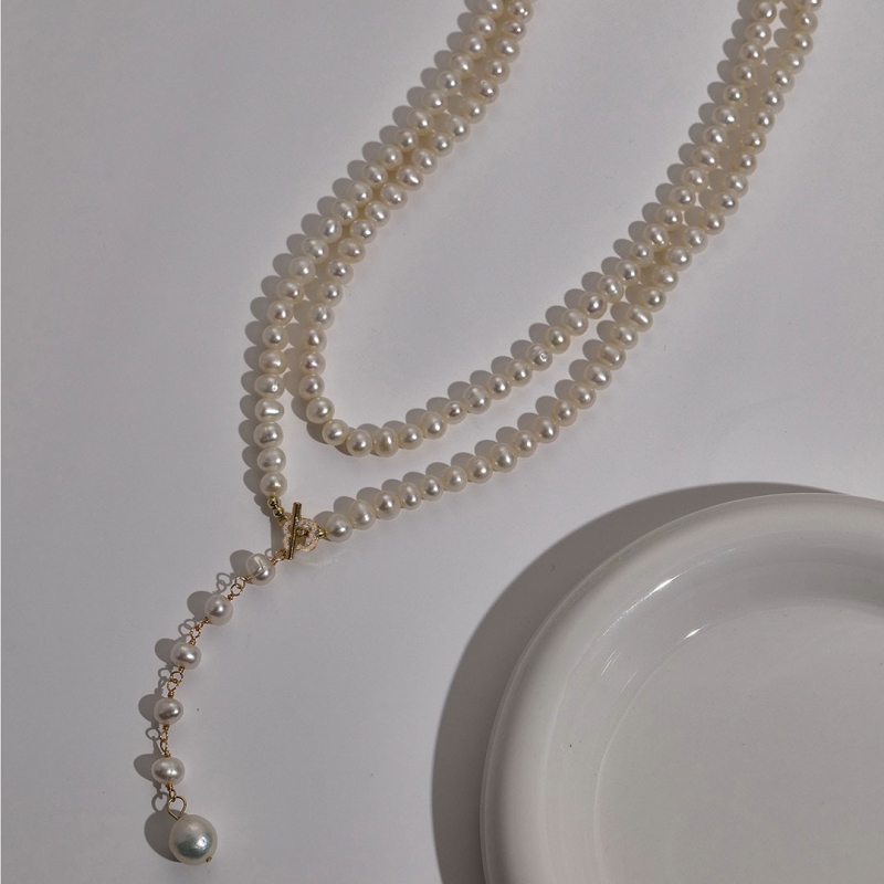 Огърлица с естествени пресноводни перли, почти кръгла форма, тъкана изработка, включена висулка, медни елементи