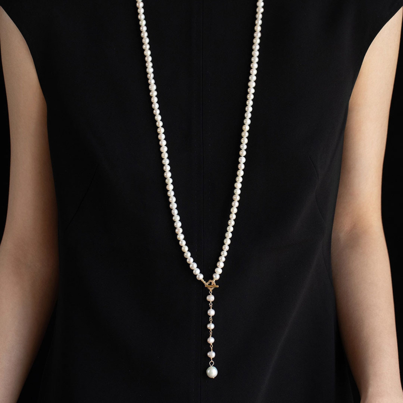 Огърлица с естествени пресноводни перли, почти кръгла форма, тъкана изработка, включена висулка, медни елементи