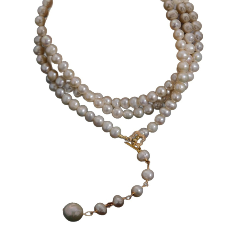 Огърлица с естествени пресноводни перли, почти кръгла форма, тъкана изработка, включена висулка, медни елементи