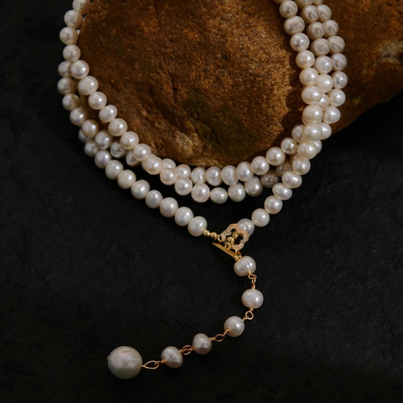 Огърлица с естествени пресноводни перли, почти кръгла форма, тъкана изработка, включена висулка, медни елементи