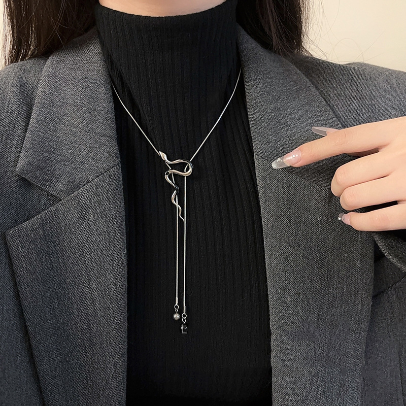 Colier din oțel titan pentru femei – în formă de șarpe, cu mai multe straturi, lanț regulat, greutate 6 g