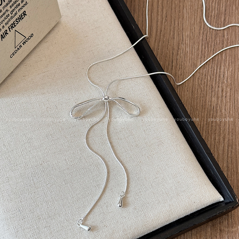 Colier cu funda și ciucuri, lanț tip grâu din cupru, pandant din aliaj, placare electroplată – Toamnă 2024