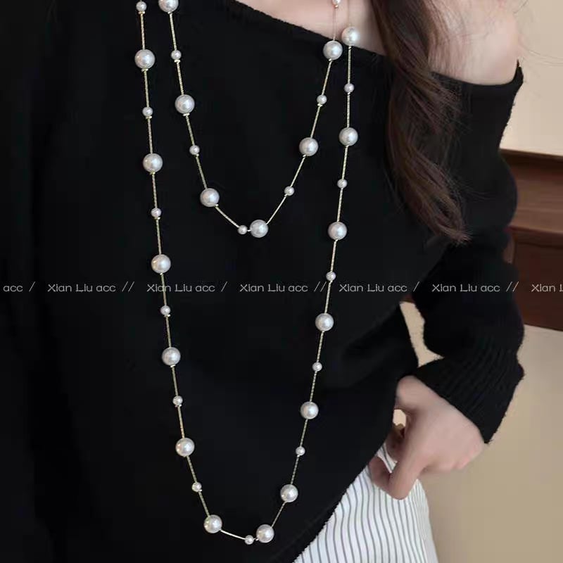 Garā džempera kaklarota – no plastmasas/rezīna materiāla, U forma, plaida raksts, bumbiņu ķēde