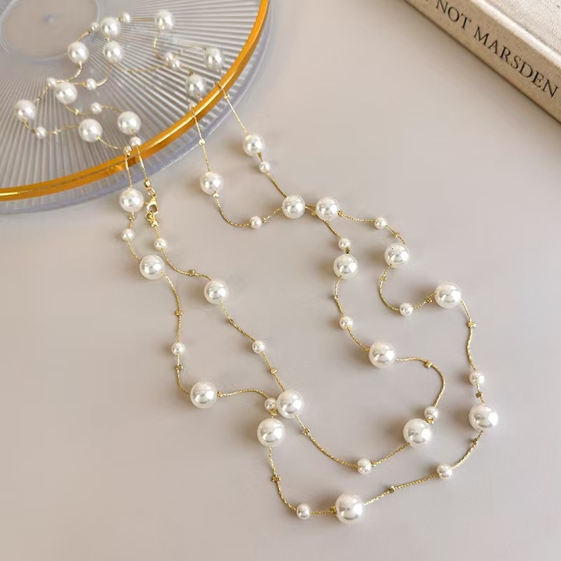 Garā džempera kaklarota – no plastmasas/rezīna materiāla, U forma, plaida raksts, bumbiņu ķēde