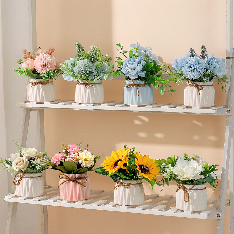 Керамична изкуствена цветна композиция | боядисана повърхност, флокинг завършек; Състав: изсушени цветя, копринени цветя; Видове: маргаритка, евкалипт, слънчоглед; Приложение: домашна декорация, реквизит за фотография