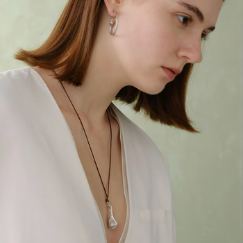 Ogrlica od bakra s privjeskom i elektroplatiniranim lancem, duljina 71–80 cm, otprilike 28 g, casual stil