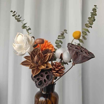 Aranjament decorativ din flori uscate, varietate narcise, material: alt.