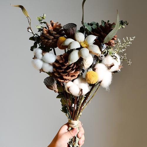 Aranjament decorativ din flori uscate, varietate narcise, material: alt.