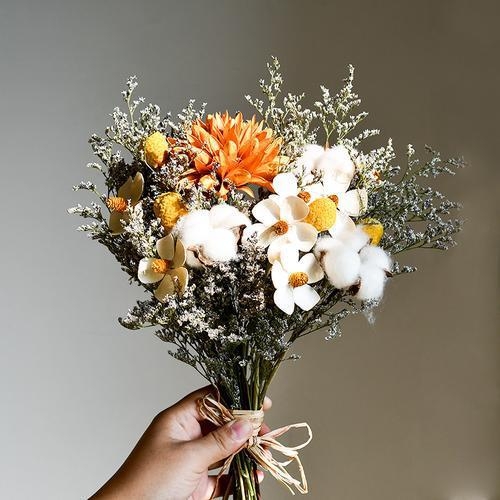 Aranjament decorativ din flori uscate, varietate narcise, material: alt.