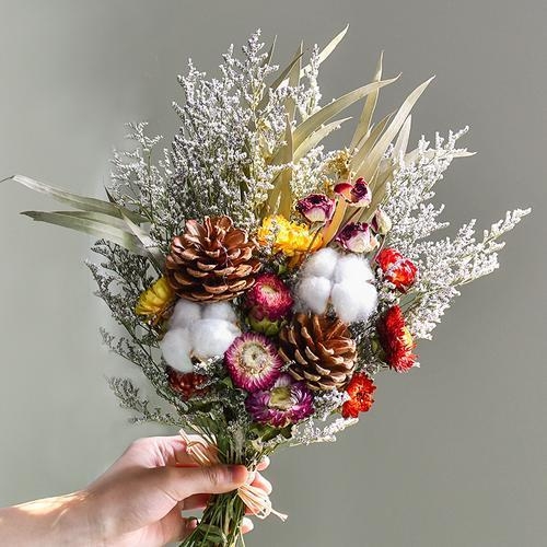 Aranjament decorativ din flori uscate, varietate narcise, material: alt.