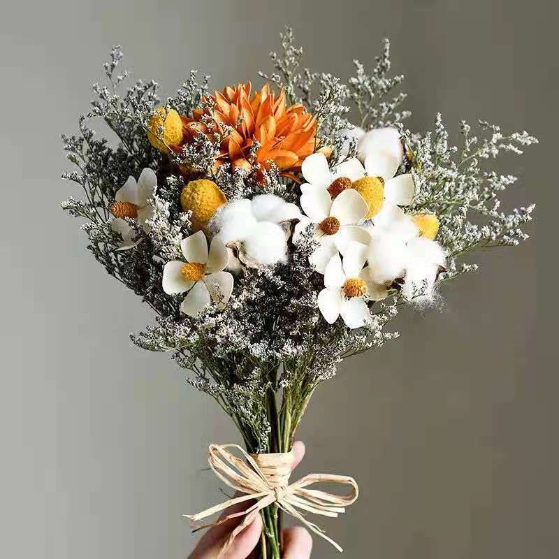 Aranjament decorativ din flori uscate, varietate narcise, material: alt.