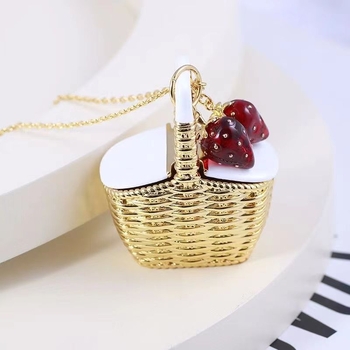 Colier cu pandantiv din cupru, motiv de fructe emalate cu căpșună, lanț încrucișat, finisaj epoxidic, toamna 2023