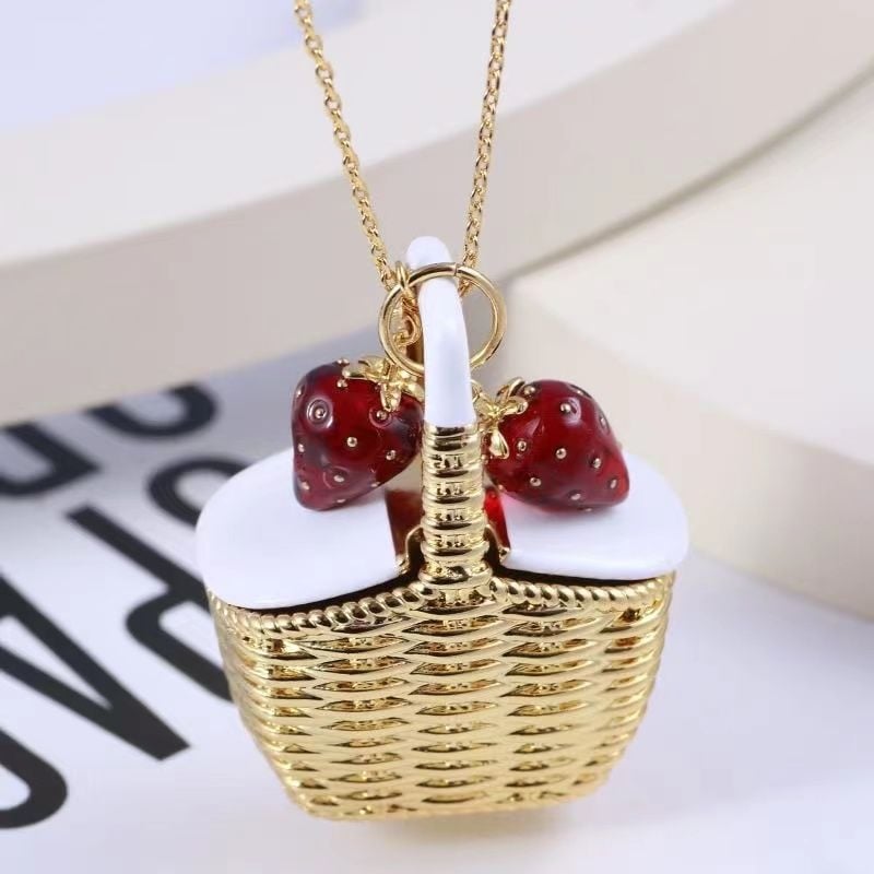 Colier cu pandantiv din cupru, motiv de fructe emalate cu căpșună, lanț încrucișat, finisaj epoxidic, toamna 2023