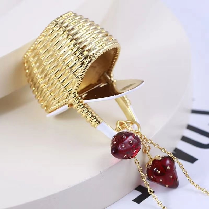 Colier cu pandantiv din cupru, motiv de fructe emalate cu căpșună, lanț încrucișat, finisaj epoxidic, toamna 2023