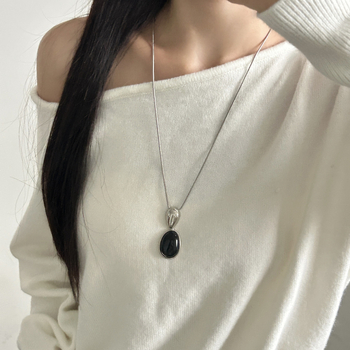 Geometriai formájú nyaklánc titánacél lánccal és rézötvözet medállal, elektroplakálás