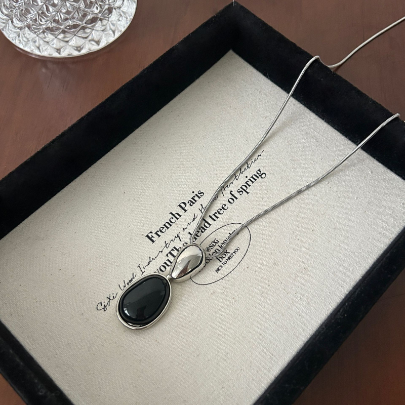 Geometriai formájú nyaklánc titánacél lánccal és rézötvözet medállal, elektroplakálás