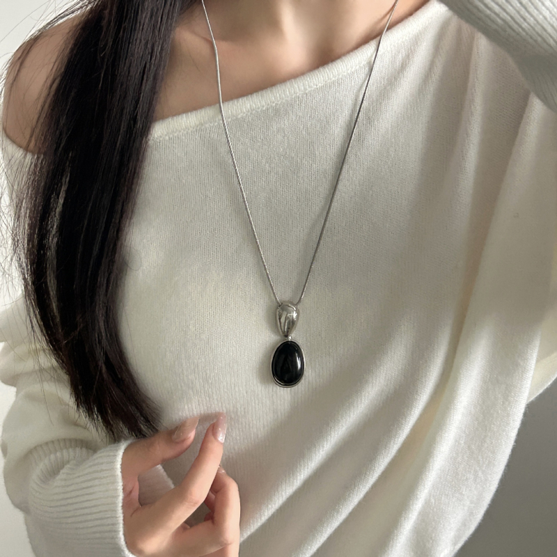 Geometriai formájú nyaklánc titánacél lánccal és rézötvözet medállal, elektroplakálás