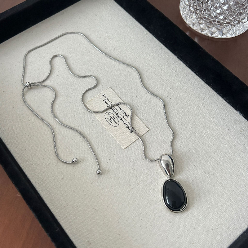 Geometriai formájú nyaklánc titánacél lánccal és rézötvözet medállal, elektroplakálás