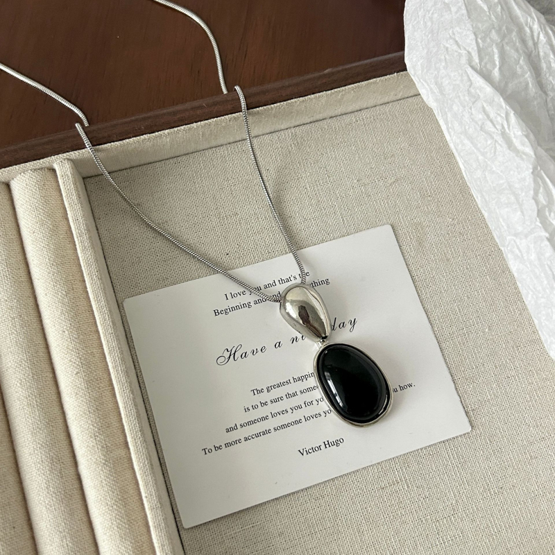 Geometriai formájú nyaklánc titánacél lánccal és rézötvözet medállal, elektroplakálás