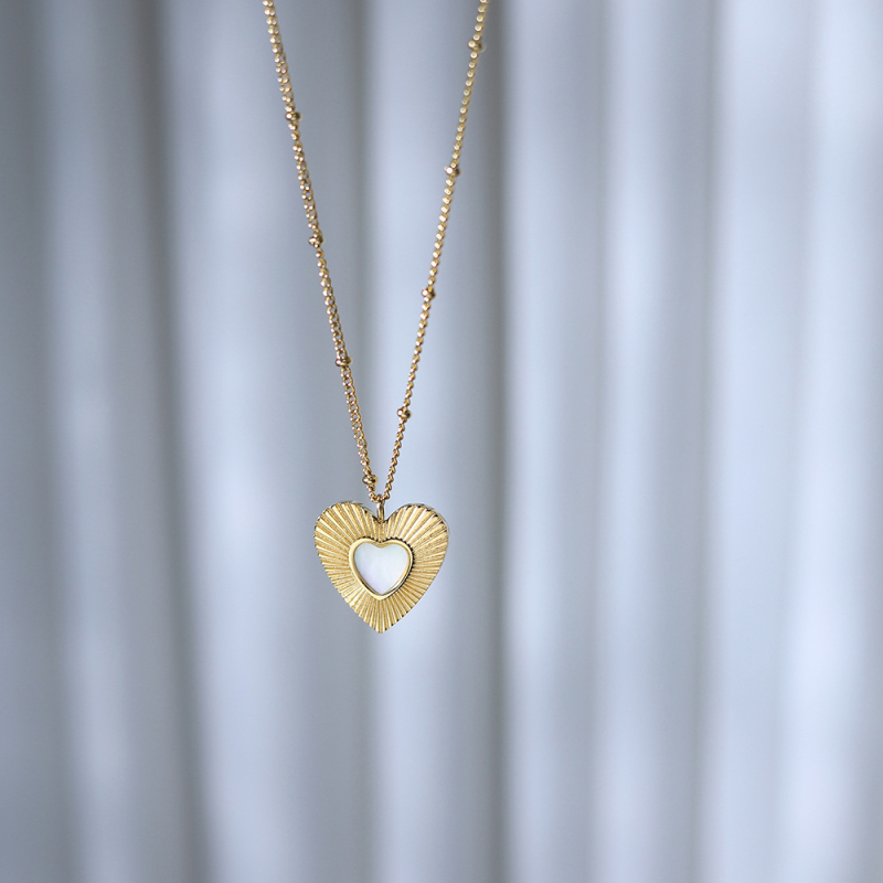 Szív alakú kagyló medálos nyaklánc, titánacél, 18K aranyozással, golyós lánc, gravírozott