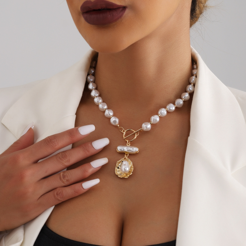 Geometriai mintázatú, többszörös fémláncú nyaklánc elektropolírozott felülettel és ötvözetből készült medállal