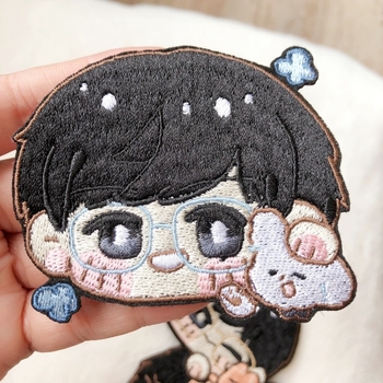 Polüesterist päähine, käsitsi tikitud karikatürikujund, naiselik stiil