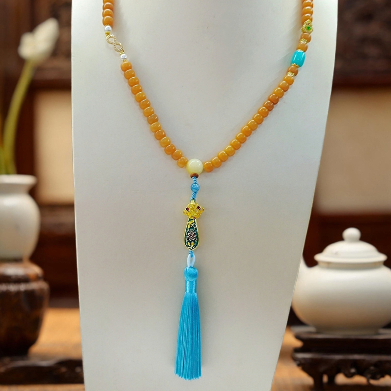 Ogrlica od perli s Bodhi privjeskom, u tikvasta obliku, s lancem od koralja; materijali Bodhi, chalcedon i biseri; obujam 31–40 cm
