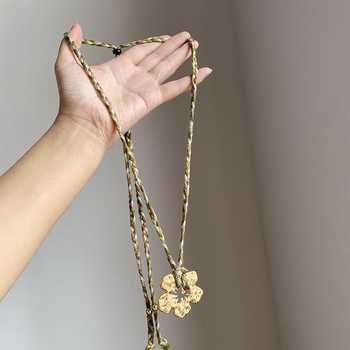 Ogrlica s hibiskusom privjeskom, pamukova šnura, privjesak od smole, oblik mašna, ženski lanac, marka Junors