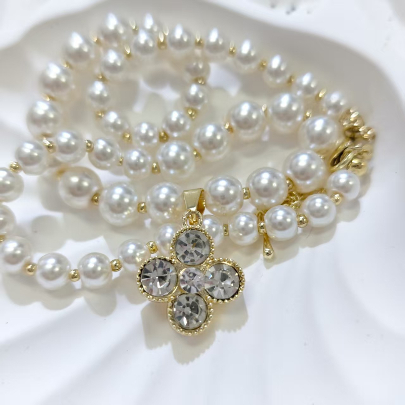 Műgyöngyös nyaklánc, elektroplatírozott bevonattal, U-alakú geometriai forma, gyöngyös lánc, kerület 41–50 cm