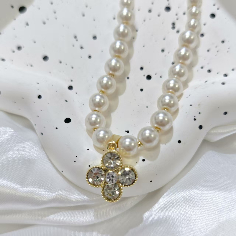 Műgyöngyös nyaklánc, elektroplatírozott bevonattal, U-alakú geometriai forma, gyöngyös lánc, kerület 41–50 cm