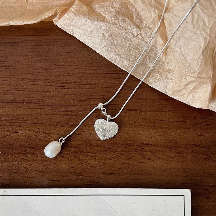 Ogrlica od srebra S925 s teksturiranim srcolnim privjeskom i slatkovodnim biserima, zmijskim lancem, za žene