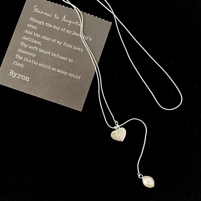 Ogrlica od srebra S925 s teksturiranim srcolnim privjeskom i slatkovodnim biserima, zmijskim lancem, za žene