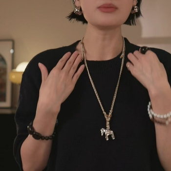 Colier cu pandantiv ponei și șnur împletit, stil casual; materiale: alamă placată cu platină, fir de bumbac, lemn de aripă de pui; lungime reglabilă până la 85; greutate 35 g