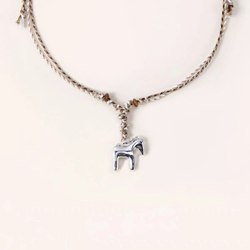 Colier cu pandantiv ponei și șnur împletit, stil casual; materiale: alamă placată cu platină, fir de bumbac, lemn de aripă de pui; lungime reglabilă până la 85; greutate 35 g