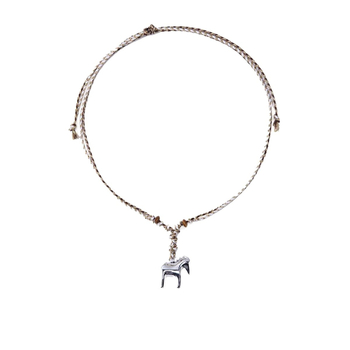 Colier cu pandantiv ponei și șnur împletit, stil casual; materiale: alamă placată cu platină, fir de bumbac, lemn de aripă de pui; lungime reglabilă până la 85; greutate 35 g