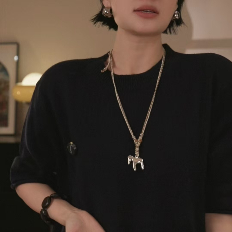 Colier cu pandantiv ponei și șnur împletit, stil casual; materiale: alamă placată cu platină, fir de bumbac, lemn de aripă de pui; lungime reglabilă până la 85; greutate 35 g