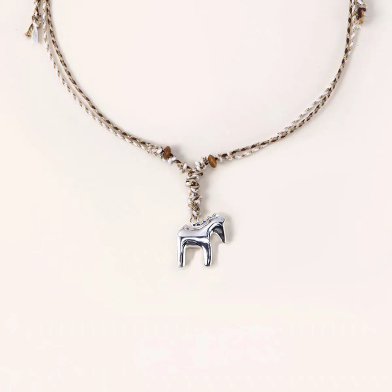 Colier cu pandantiv ponei și șnur împletit, stil casual; materiale: alamă placată cu platină, fir de bumbac, lemn de aripă de pui; lungime reglabilă până la 85; greutate 35 g