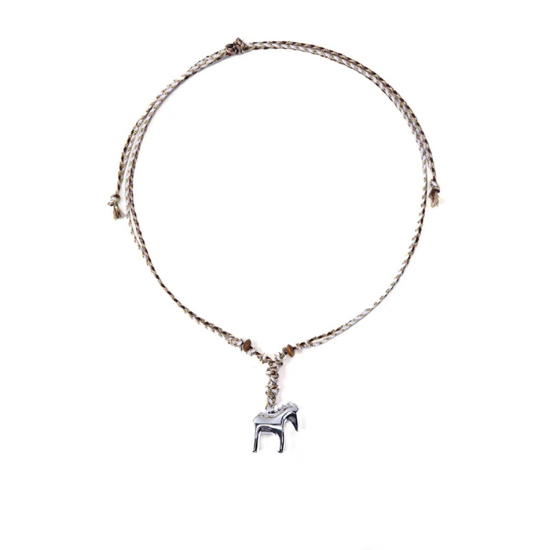 Colier cu pandantiv ponei și șnur împletit, stil casual; materiale: alamă placată cu platină, fir de bumbac, lemn de aripă de pui; lungime reglabilă până la 85; greutate 35 g