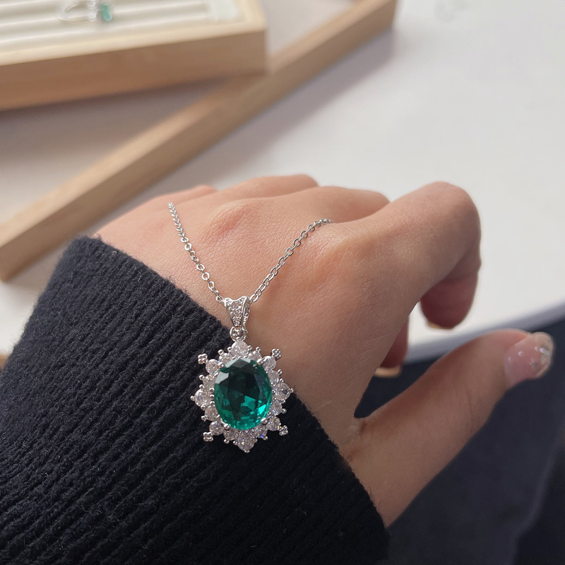 Set de bijuterii din trei piese: colier, inel și cercei, din cupru, stil geometric, prelucrare cu diamant și încrustare zirconiu