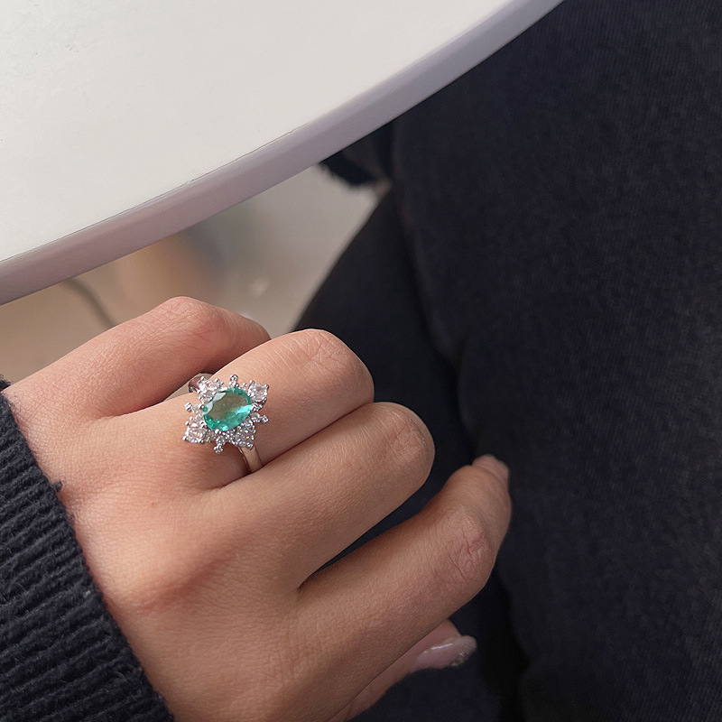 Set de bijuterii din trei piese: colier, inel și cercei, din cupru, stil geometric, prelucrare cu diamant și încrustare zirconiu