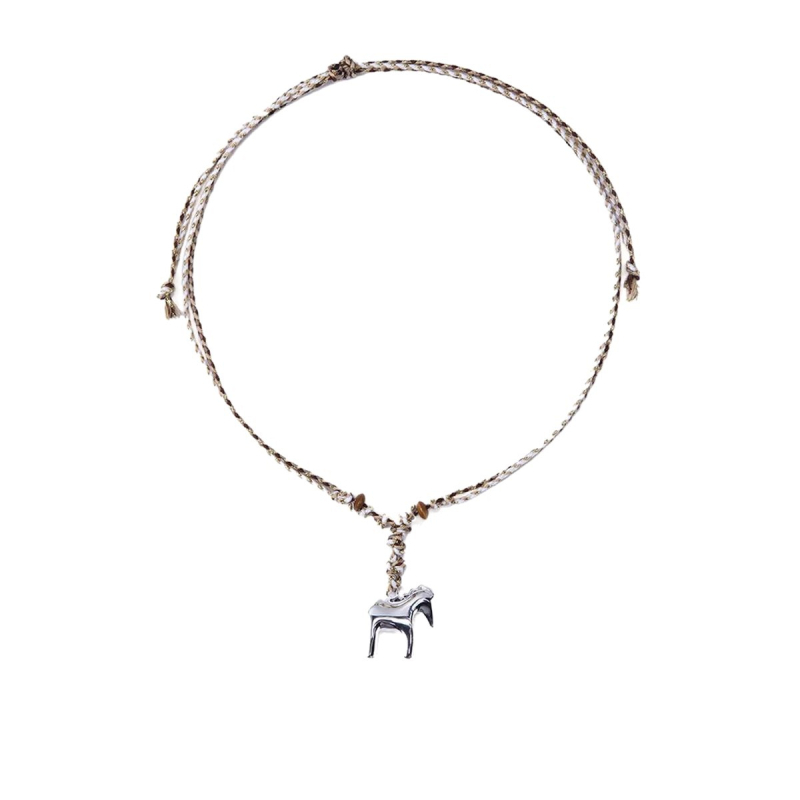 Colier cu pandantiv ponei, lanț din sfoară împletită; materiale: alamă placată cu platină, fir de bumbac, lemn în formă de aripă de pui; circumferință reglabilă până la 85 cm; greutate 35 g.