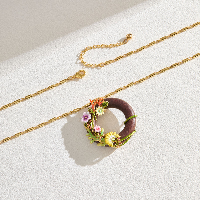 Colier Westar din lemn de santal, formă circulară, email pictat manual cu motiv de floare viță, finisaj cu vopsea coaptă, Winter 2025