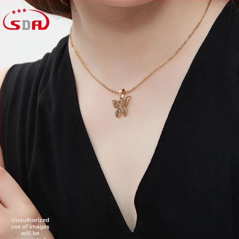 Colier - pandantiv fluture decupat, oțel titan, placare electrolitică, lanț tip oase de șarpe, stil rece