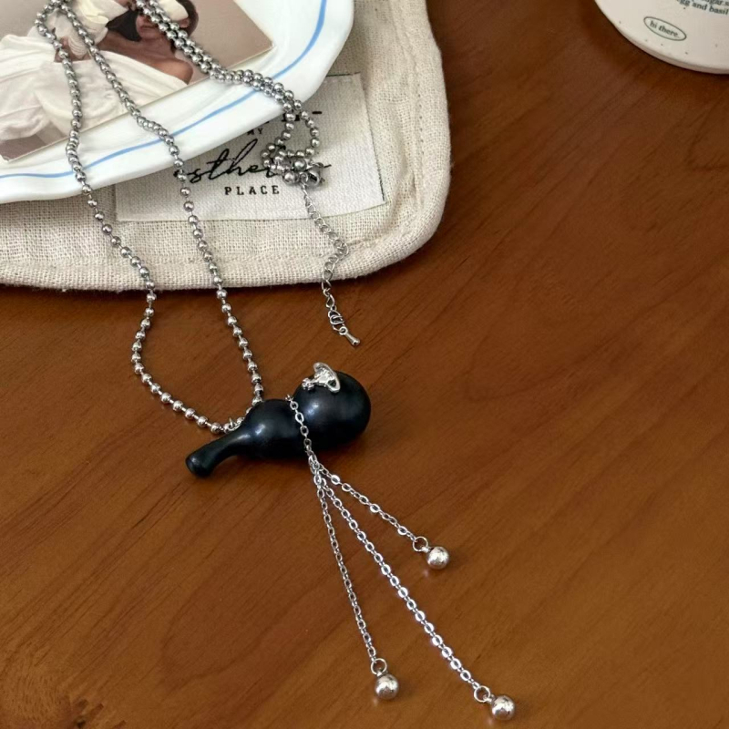 Ogrlica s privjeskom gourda s resicama Saturn, legura, klavikularni lanac, 41–50 cm, postavljanje s miješanim kamenjem