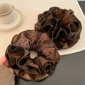 Scrunchie za kosu s leopard uzorkom, retro stil – materijal: tkanina, ručna izrada, personalizirani trend