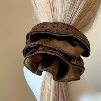 Scrunchie za kosu s leopard uzorkom, retro stil – materijal: tkanina, ručna izrada, personalizirani trend
